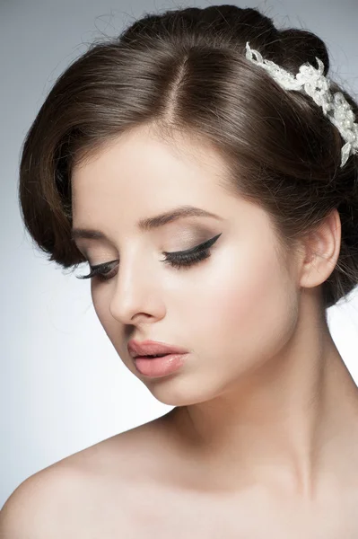 Ragazza con acconciatura da sposa e trucco — Foto Stock