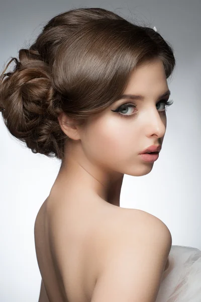 Menina com penteado nupcial e maquiagem — Fotografia de Stock