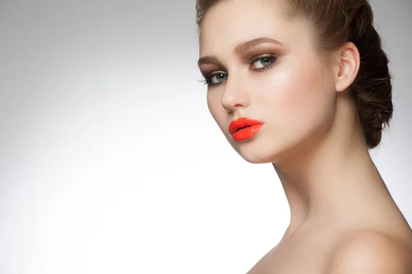 オレンジ色の口紅を持つ女性 — ストック写真