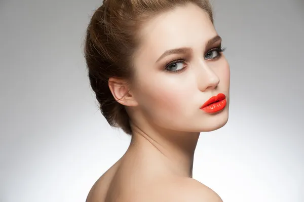 Donna con rossetto arancione — Foto Stock