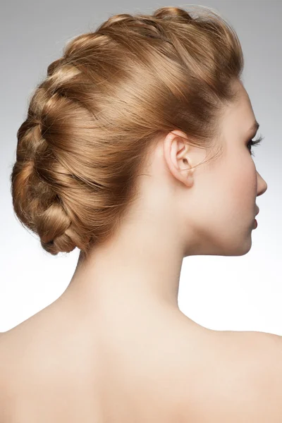 Mulher com penteado de trança — Fotografia de Stock