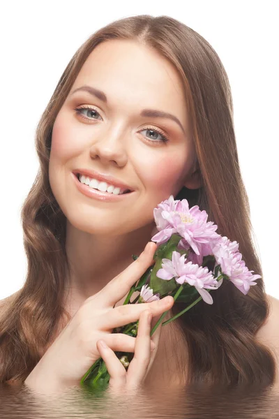 Mooie vrouw met bloemen — Stockfoto