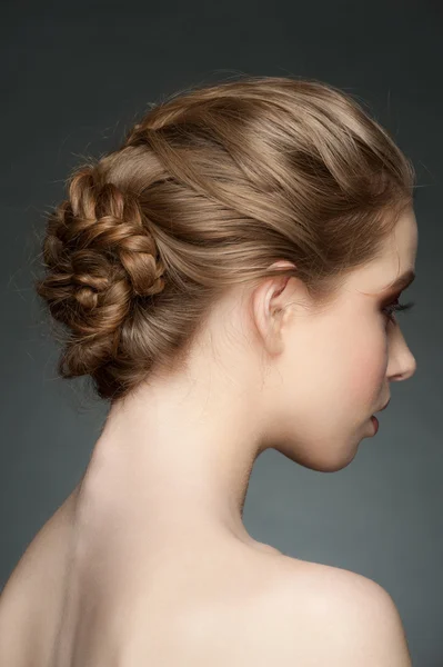 Mulher com penteado de trança — Fotografia de Stock