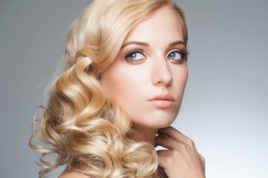 makyaj ve saç modeli ile sarışın 