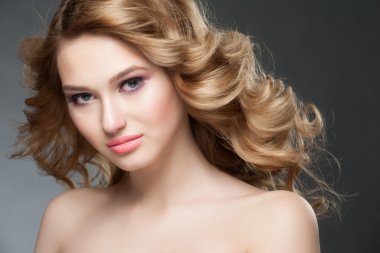 makyaj ve saç modeli ile kız