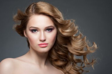 makyaj ve saç modeli ile kız