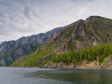 Baykal Gölü kıyısında