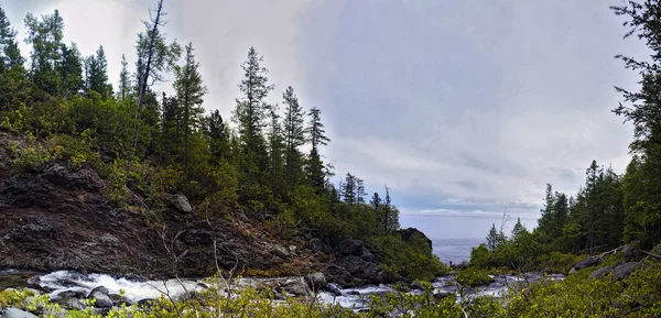 Mountain river flows into the lake — Stock Photo, Image