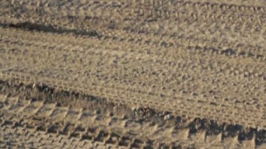 Her iki büyük ve küçük kamyon lastikleri görünür yerde