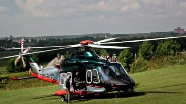 birlikte yolcularına güvenli bir şekilde indi bir helikopter