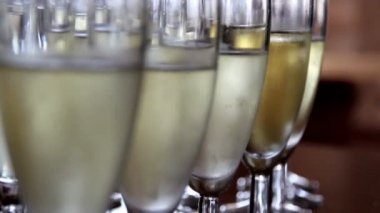 parlak ve köpüklü şampanya