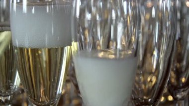 Şampanya bardakları doldurma ters bir görüntüleri