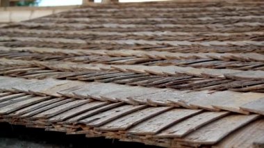 bir evin çatısı ahşap sallamak