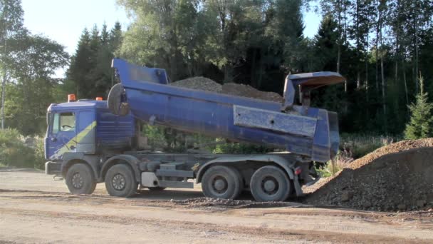 Ένα ανατρεπόμενο φορτηγό εκφόρτωσης άμμο και χαλίκι — Αρχείο Βίντεο