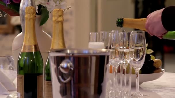 Gestaag gieten champagne op lege champagneglazen — Stockvideo