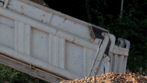 Il camion della discarica bianca sta scaricando il suo carico di ghiaia — Video Stock