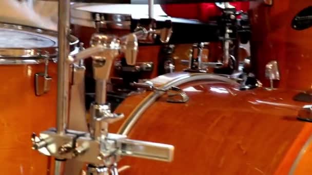 Mannelijke band speler speelt de drum set — Stockvideo