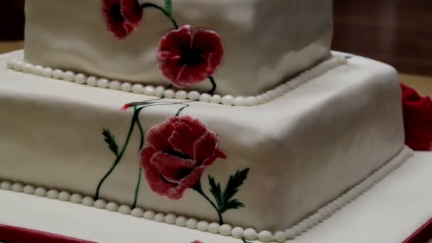 Tarta blanca con una flor roja — Vídeo de stock