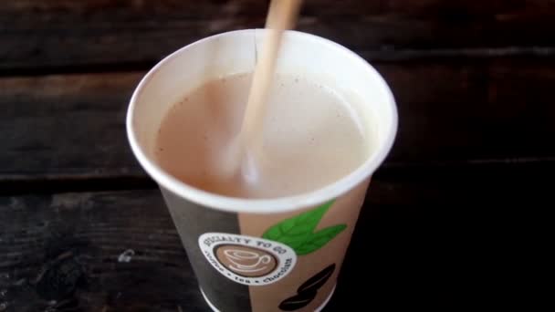 Taze yapılmış kahve karıştırma — Stok video