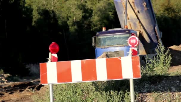 Gelost vrachtwagen klaar om te vertrekken van de site voor een andere partij van het laden van de bodem — Stockvideo