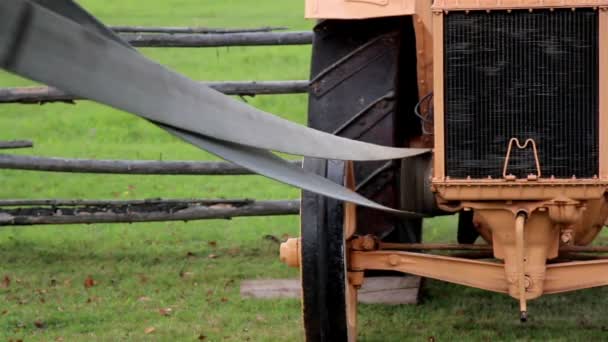 Trabajando viejo tiempo ruidosa máquina de granja . — Vídeos de Stock
