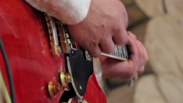 Hraní s červeným elektrická kytara — Stock video