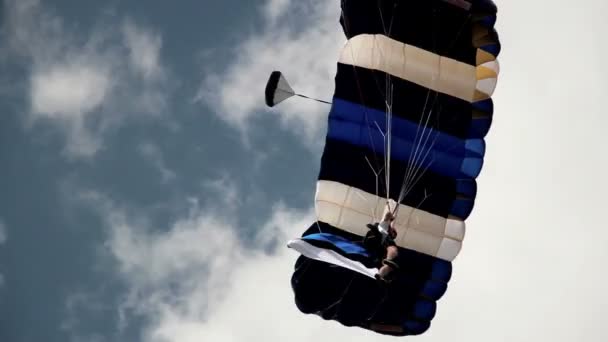 Un gars en parachute — Video