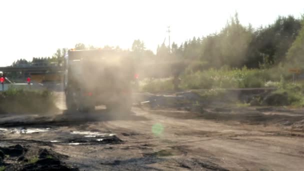 Un camion à benne est fait décharger le sable et le gravier — Video
