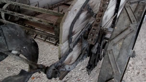 Des engrenages rouillés de la charrue agricole 