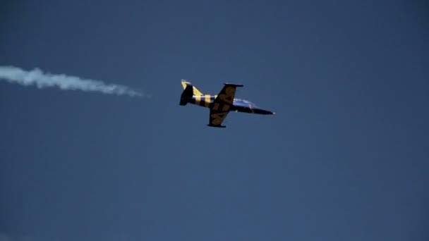 Un avión jet rayado azul y amarillo — Vídeo de stock