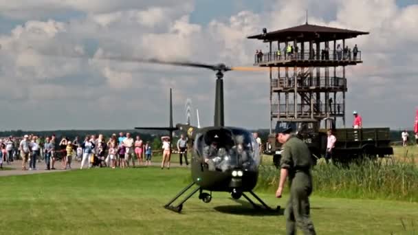 Un hélicoptère atterrit dans un espace ouvert sur le terrain — Video