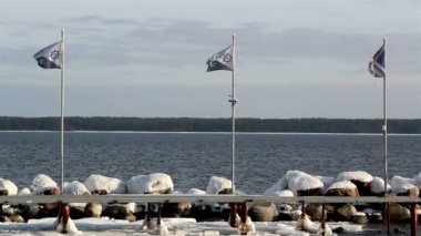 üç bayrak sallayarak üzerinde bayrak direği