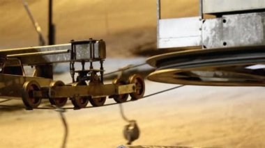 büyük bir ve altı küçük makaralar haddeleme