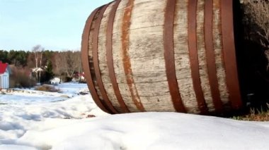 eski bir varil yan görünüm