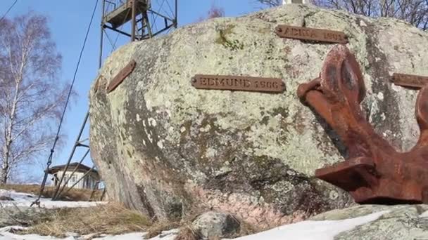 Камень с ржавым якорем — стоковое видео