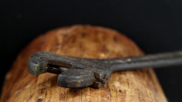 A pipe wrench placed on top of a wood — Stock Video