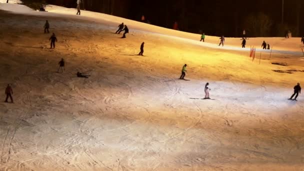 Τουρίστες απολαμβάνουν το χιονοδρομικό κέντρο — Αρχείο Βίντεο