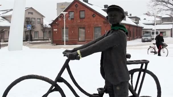 Una estatua de un hombre en bicicleta y la bufanda — Vídeo de stock