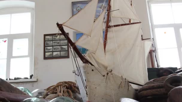 starý model lodi s některé zrezivělé věci na straně