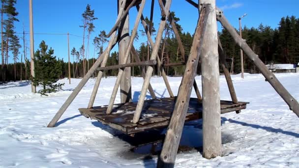 Bois de sciage créé comme grande balançoire — Video