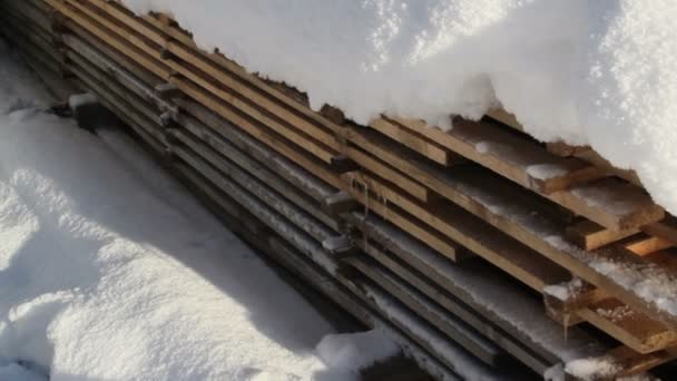 Stapel van blokken gevuld met sneeuw — Stockvideo