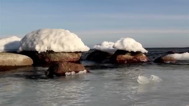 Kar kapaklar ile plajda kayalar — Stok video