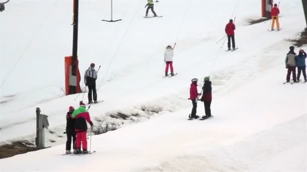 I turisti sciano con la puleggia — Video Stock