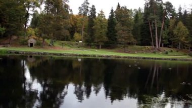 Göle yakın beyaz boyalı evi