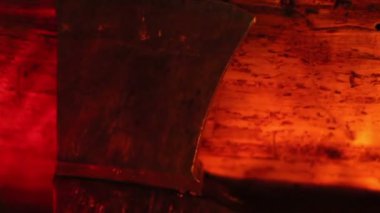 bir balta altında kırmızı ışıklı bir oda yan görünüm