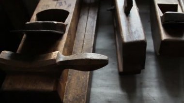 Masanın üzerine ahşap marangozluk aletleri