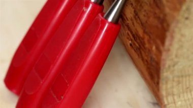 farklı uzunlukta üç kırmızı Keskiler