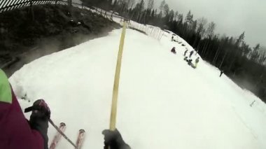 insanlar Kayak tadını çıkarıyor