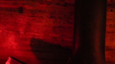 ters göster altında kırmızı ışıklı bir oda bir balta