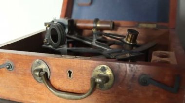 sextant bir kutu üzerinde